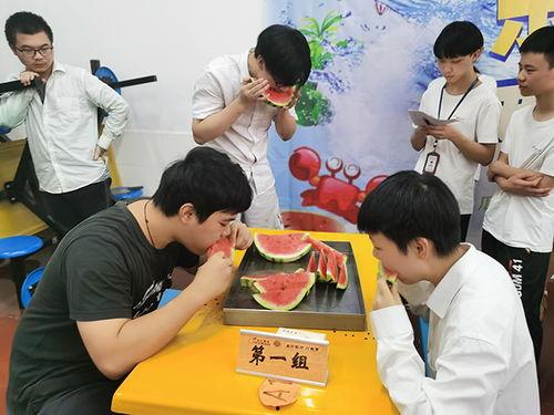 吃瓜大赛新东方,新东方的趣味对决，谁将成为瓜王？